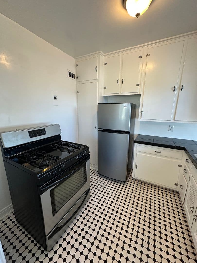 Cheyenne Apartment: 301 E 21st St