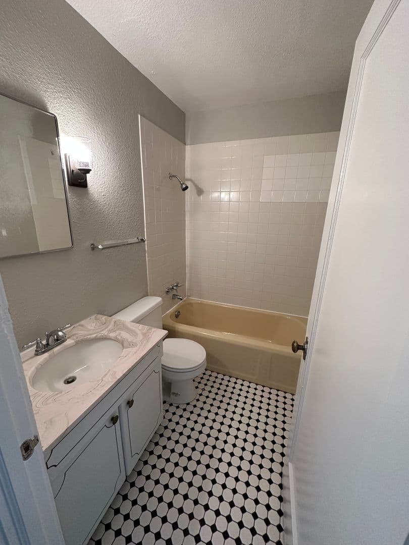 Cheyenne Apartment: 301 E 21st St