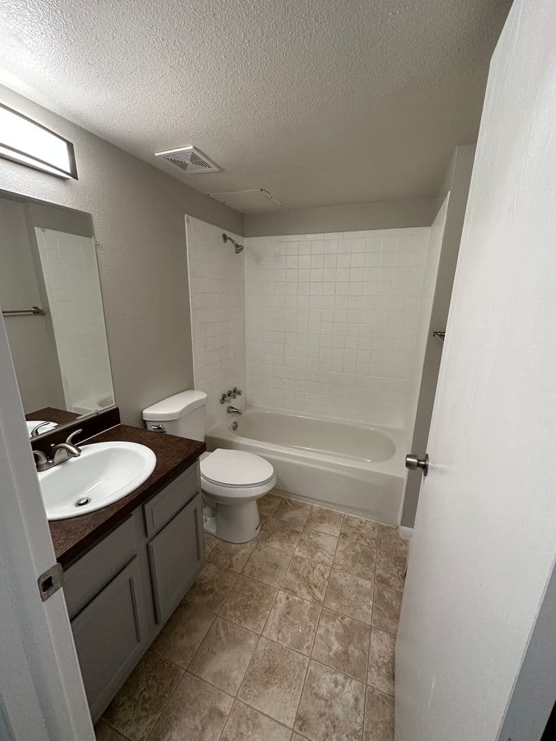 Cheyenne Apartment: 4809 E 13th St