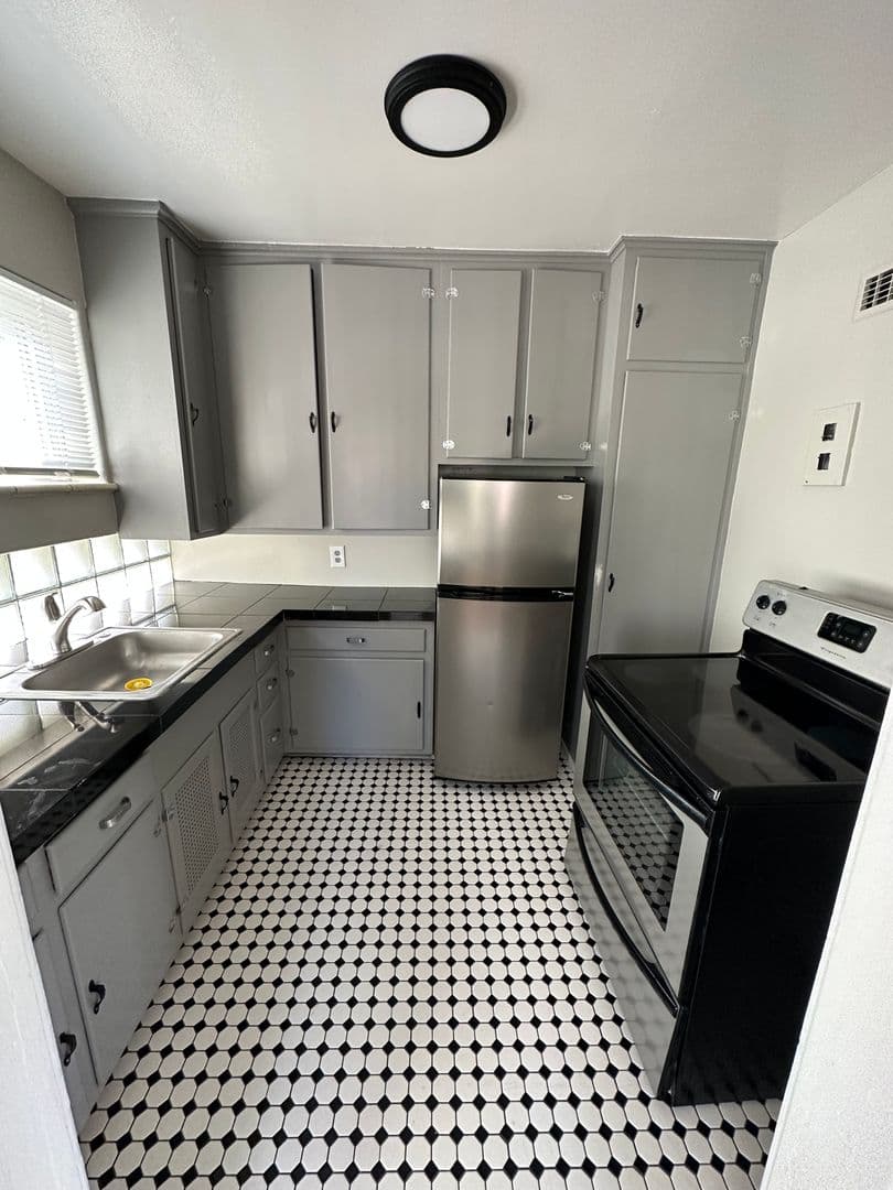 Cheyenne Apartment: 301 E 21st St