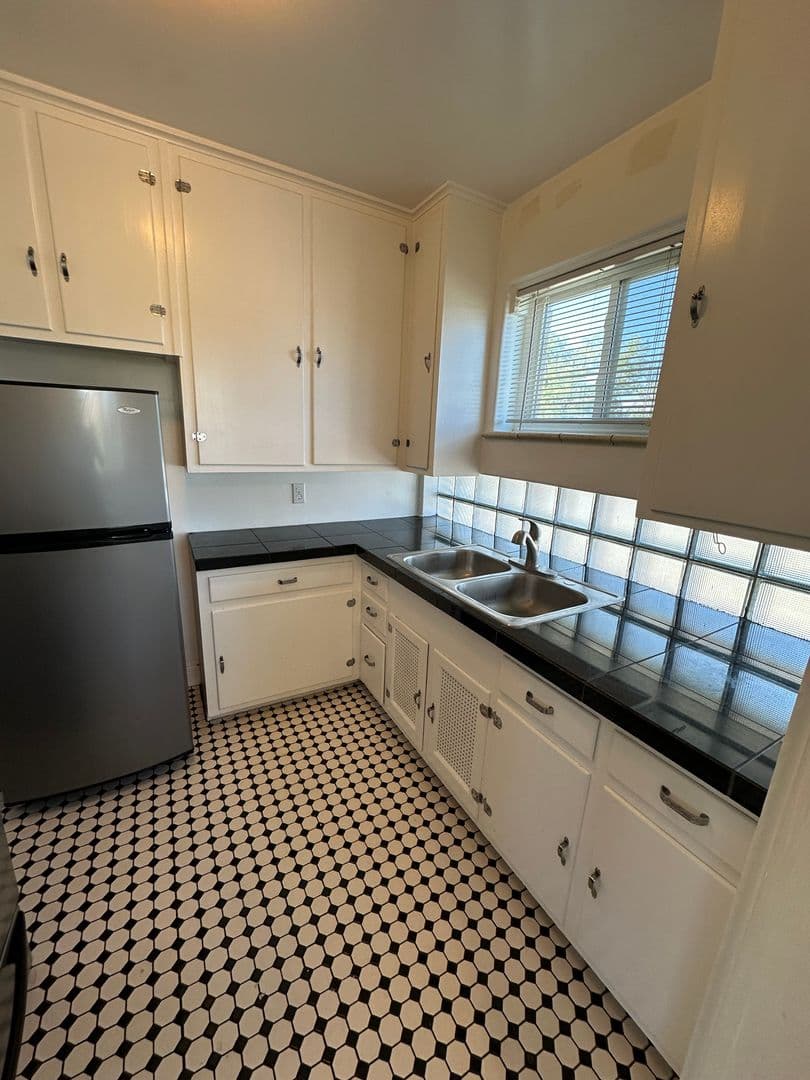 Cheyenne Apartment: 301 E 21st St