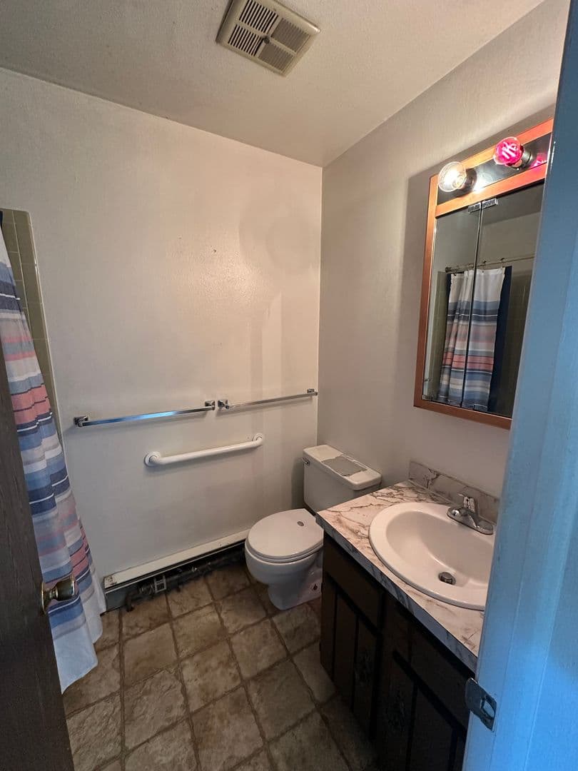 Cheyenne Apartment: 4725 E 13th St