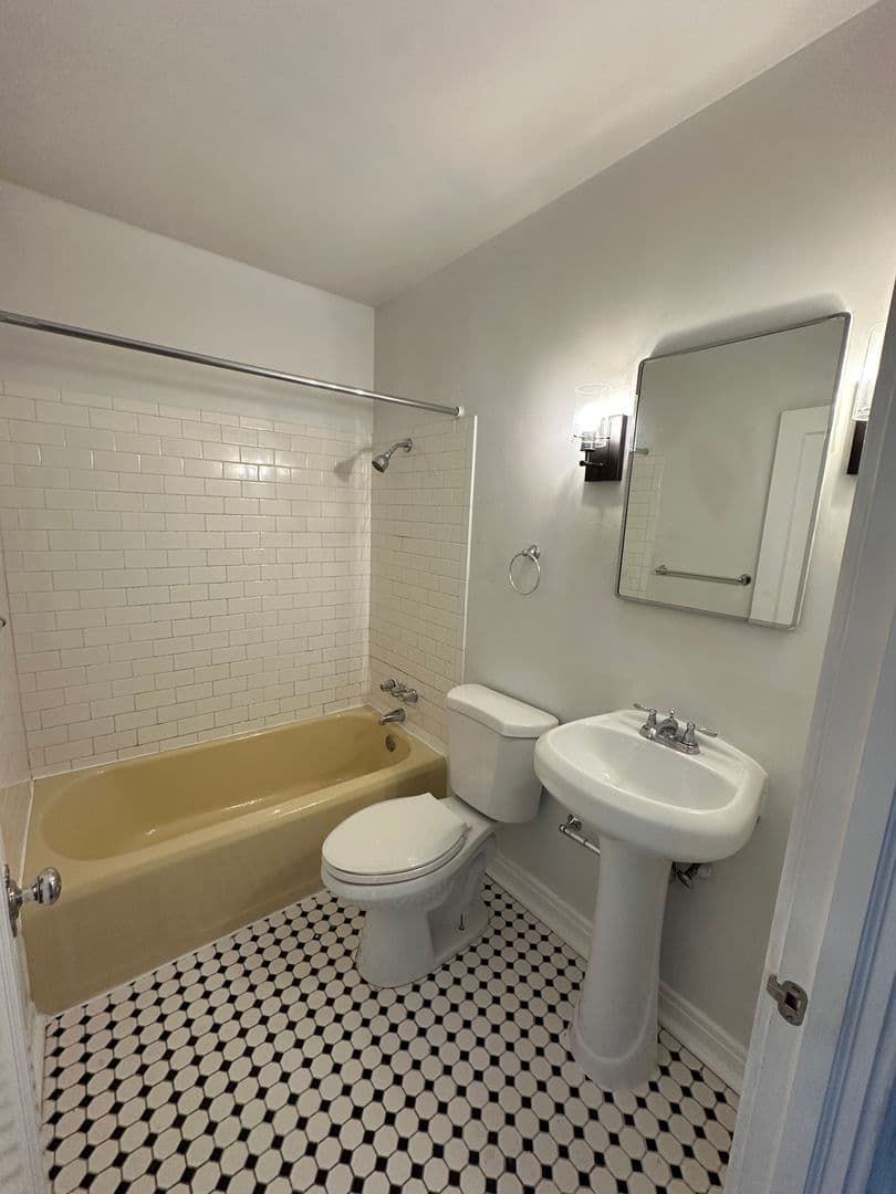 Cheyenne Apartment: 301 E 21st St