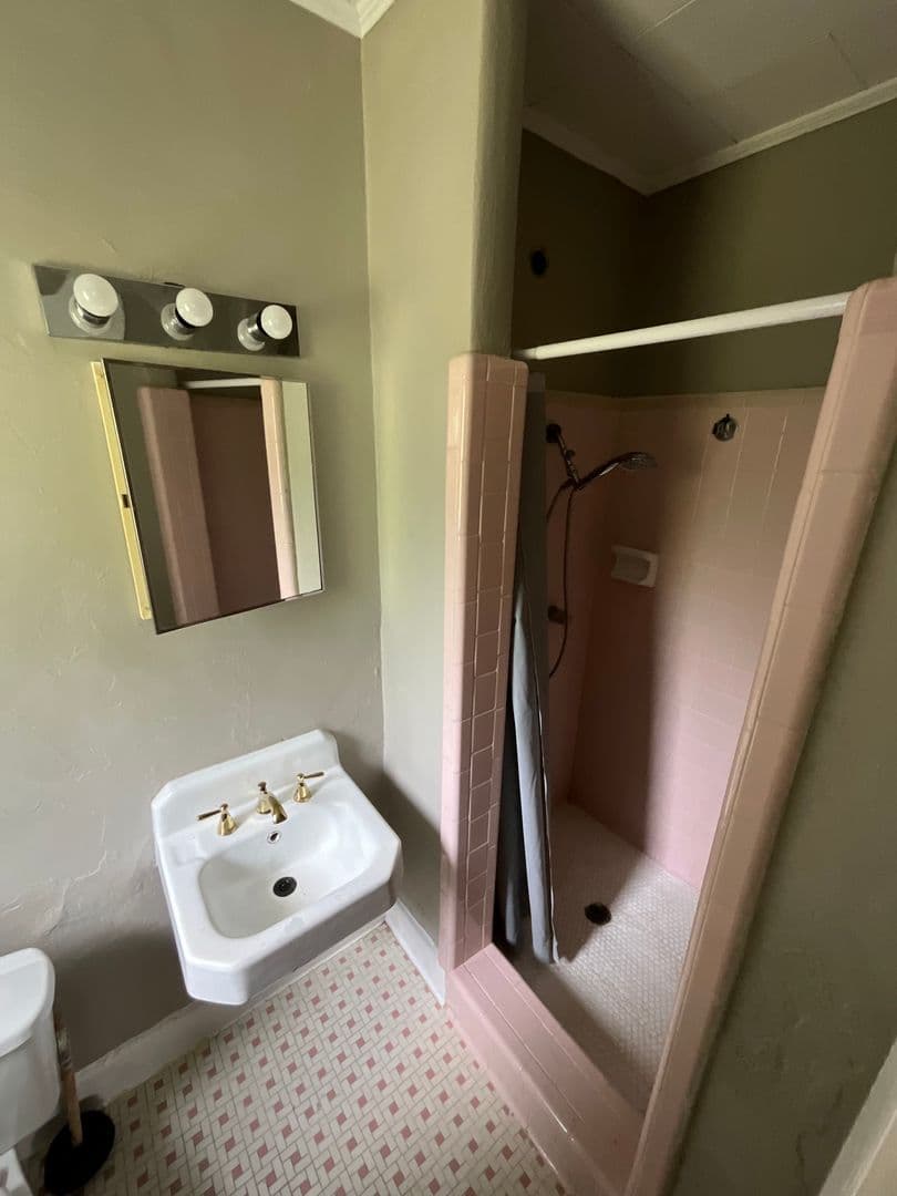 Bonifay House: 125 Hill Loop
