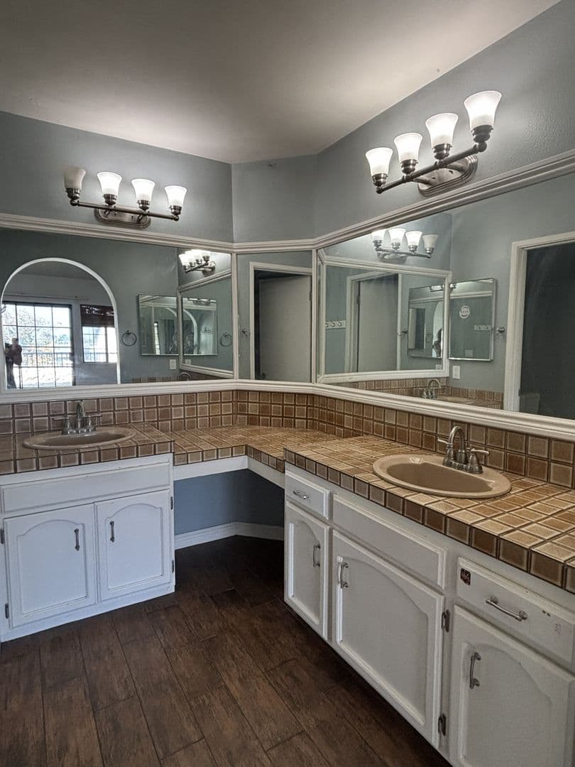 Santa Maria House: 425 N. Center Ct.