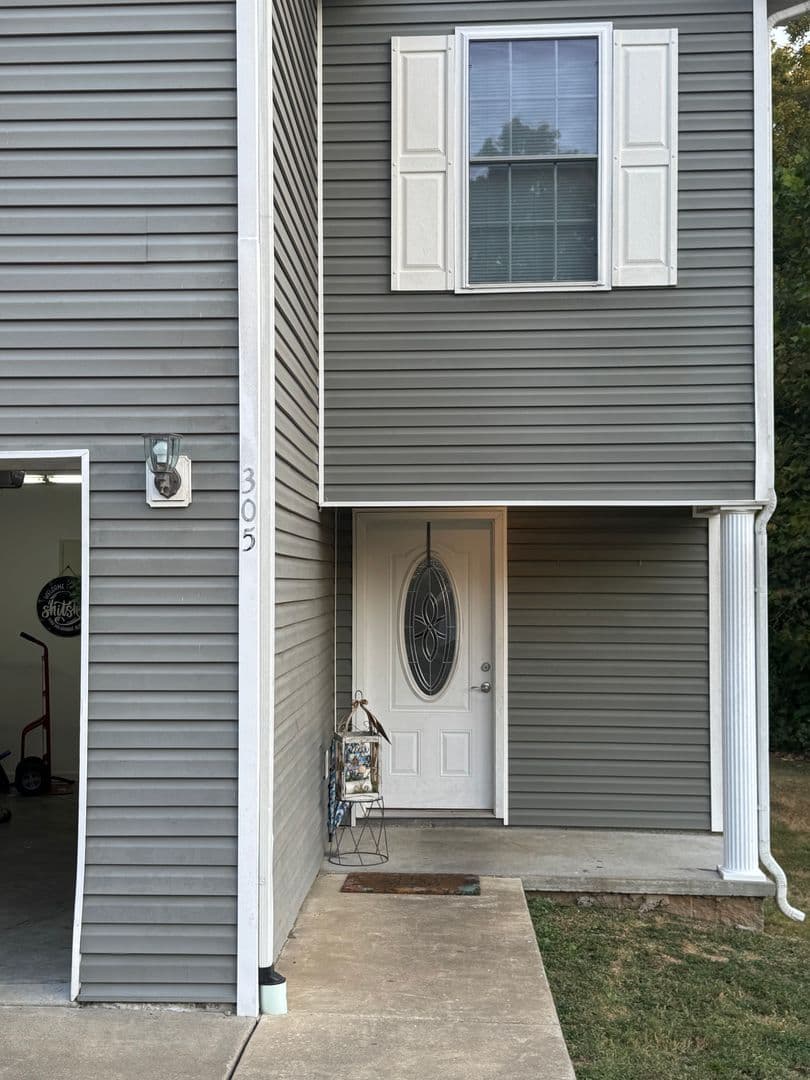 Benton Apartment: 305 Tara Court