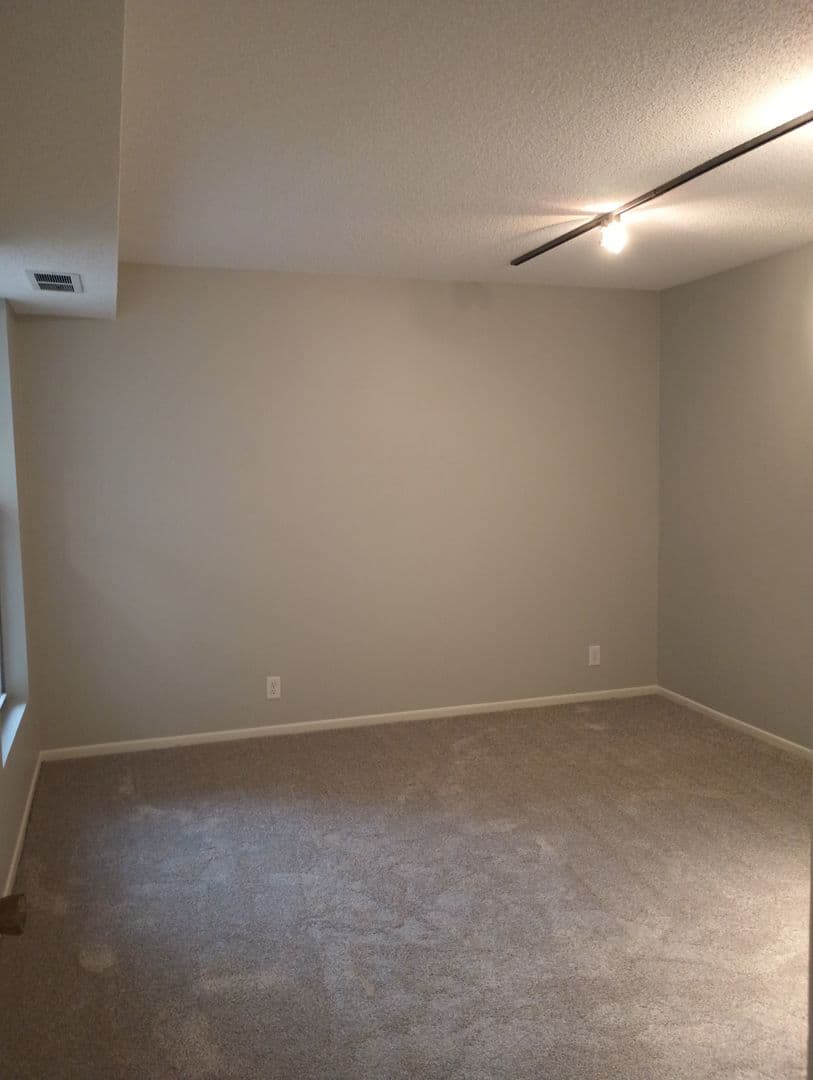 Edina Apartment: 6328 Barrie Rd