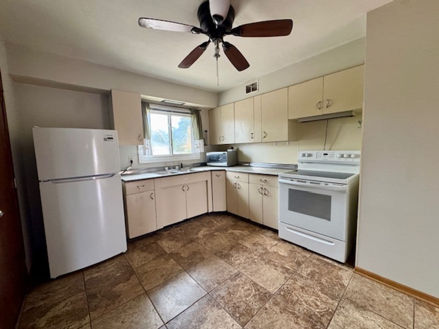 Hopkins Townhome: 704 Robinwood Lane