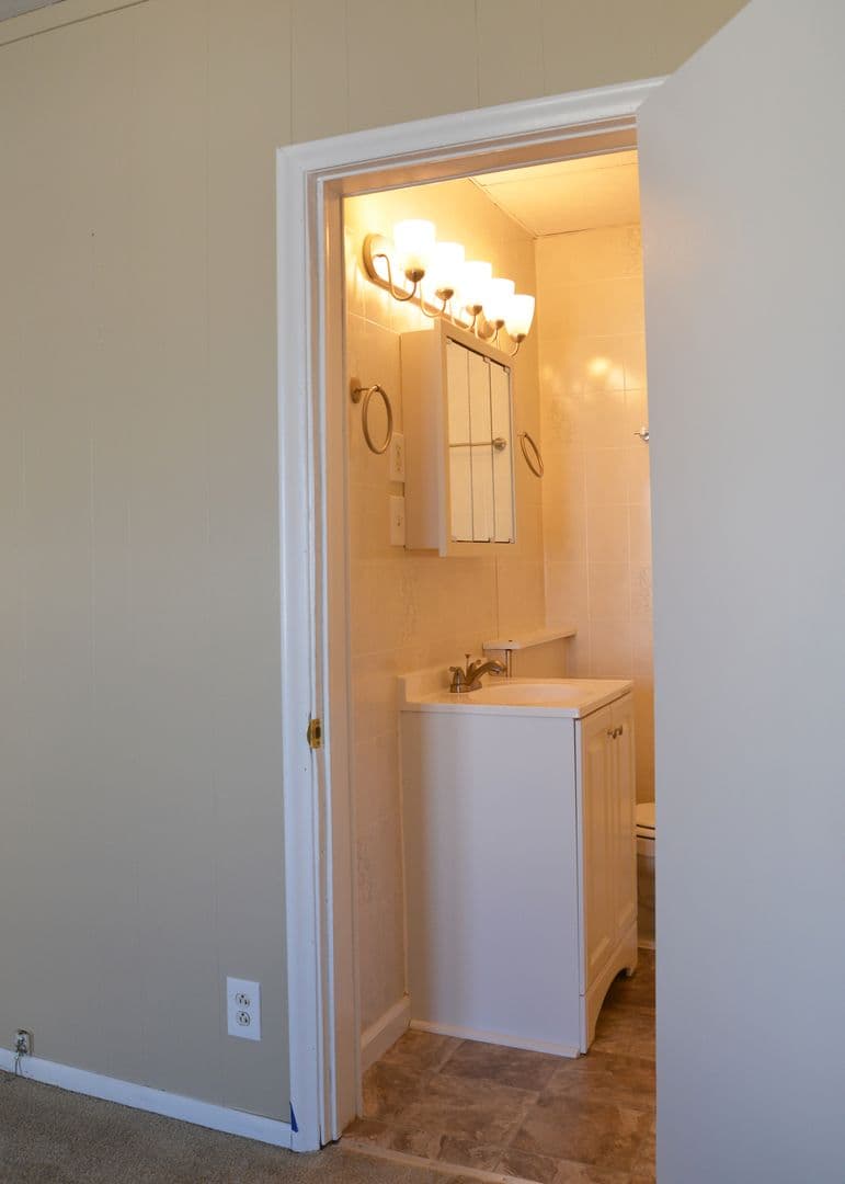 Minneapolis Apartment: 711 West 28th St