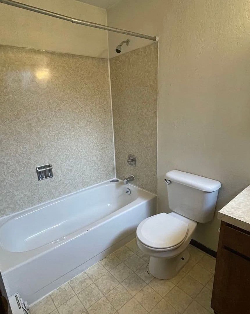Burlington Apartment: Rio Vista Apartments - 500 - 514 Filbert Ln.