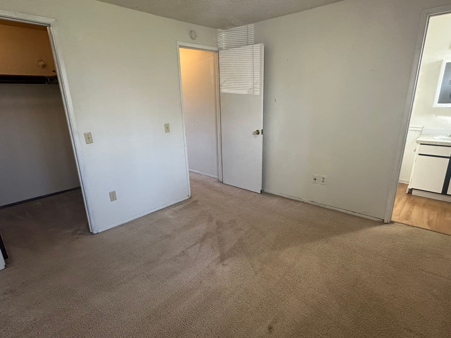 Burlington Apartment: Rio Vista Apartments - 500 - 514 Filbert Ln.