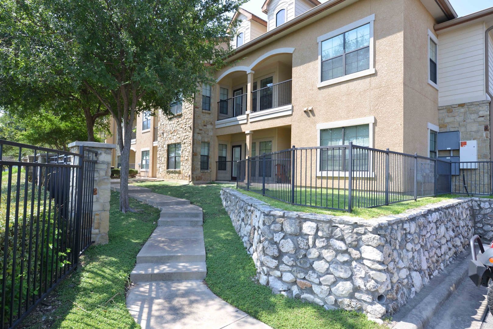 Austin Apartment: 501 E. Stassney Ln