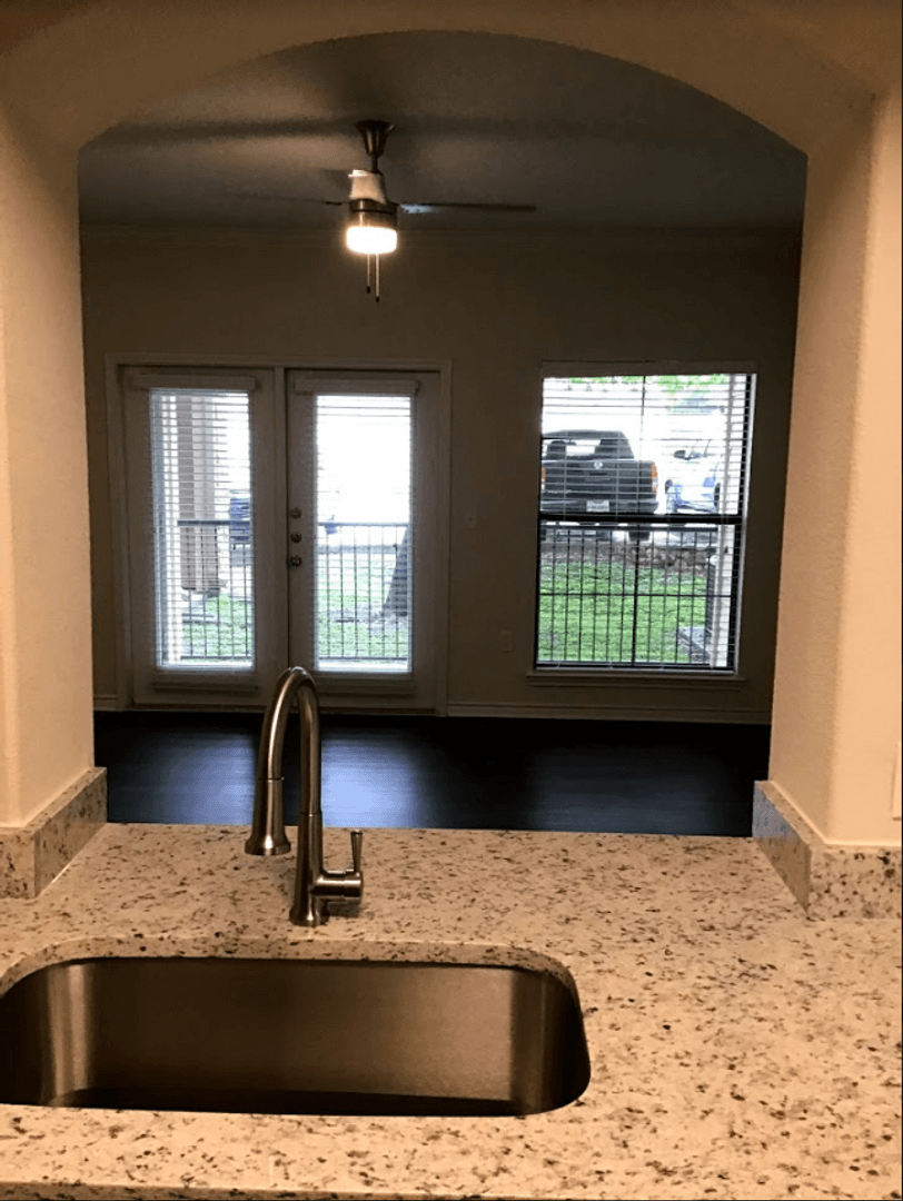 Austin Apartment: 501 E. Stassney Ln