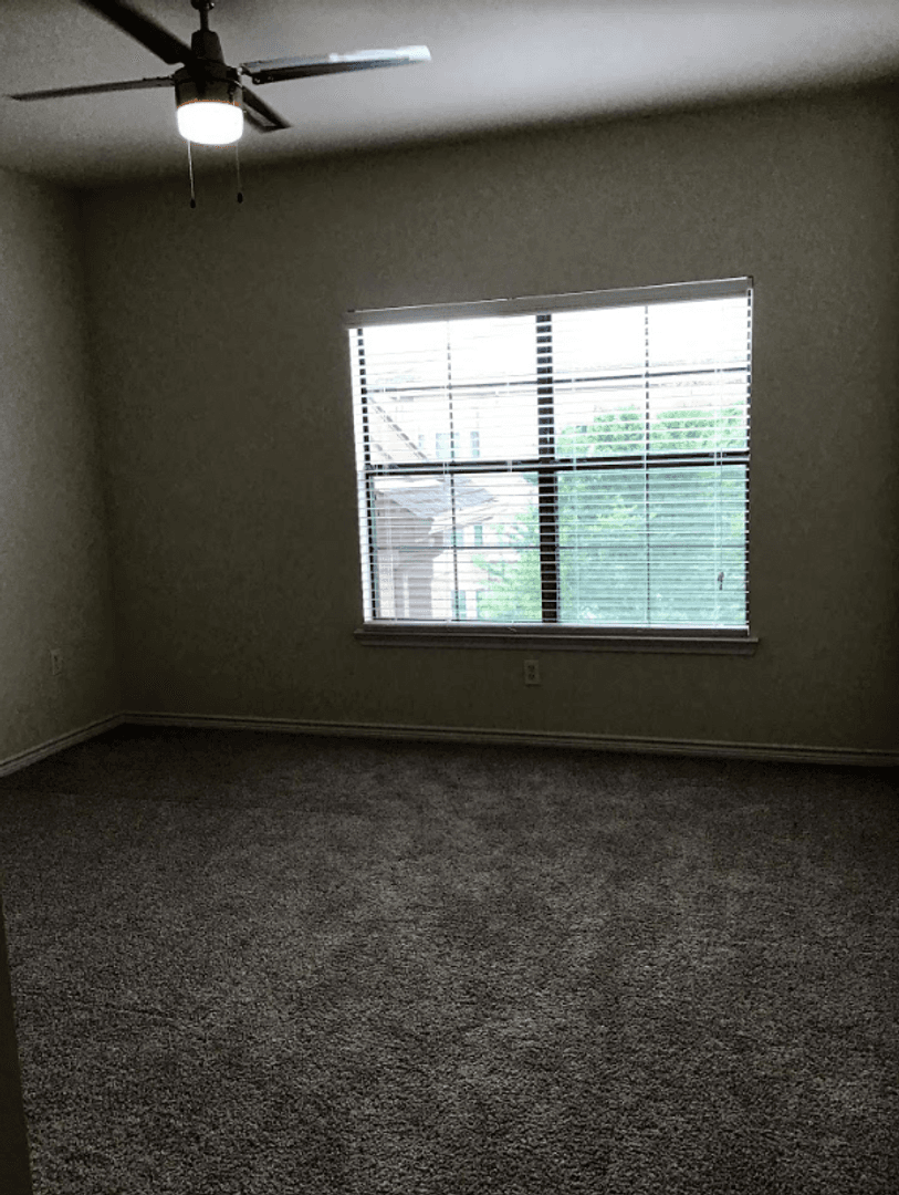 Austin Apartment: 501 E. Stassney Ln