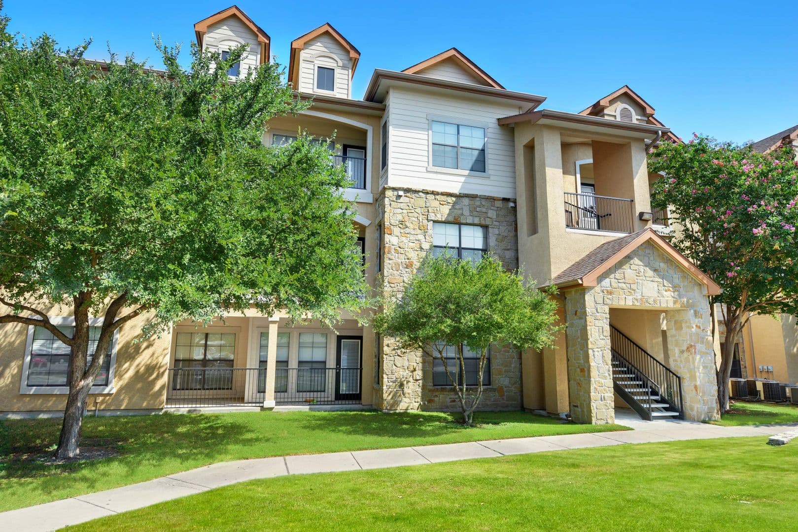Austin Apartment: 501 E. Stassney Ln