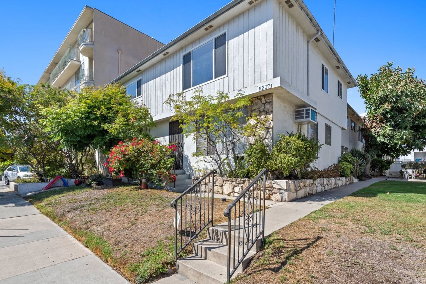 Los Angeles Apartment: 8211 Blackburn Ave