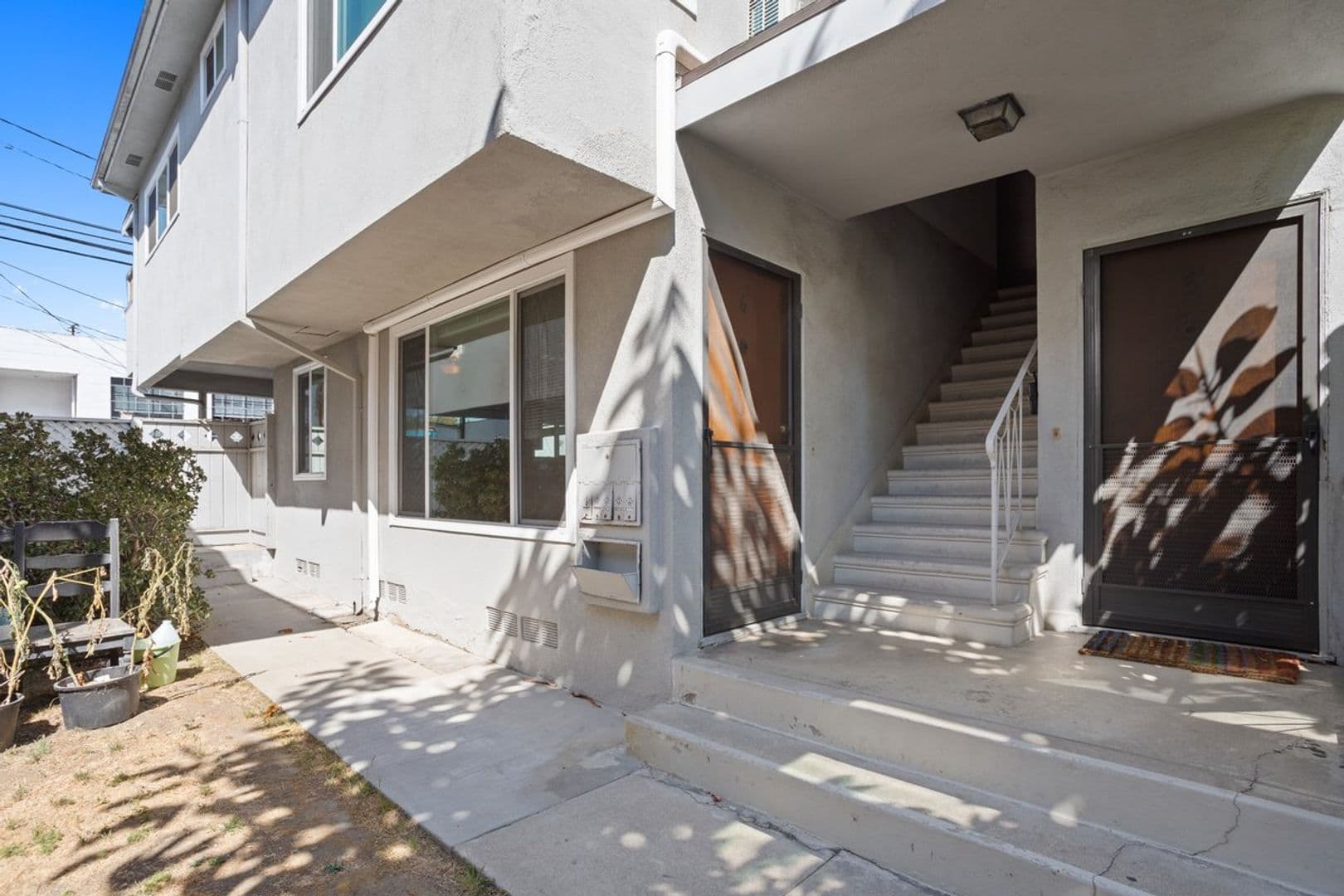 Los Angeles Apartment: 8211 Blackburn Ave