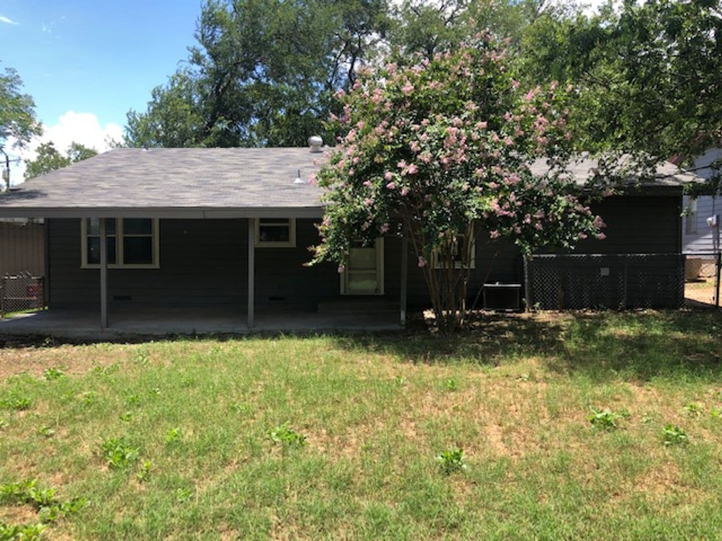 Gatesville House: 104 N 28th St