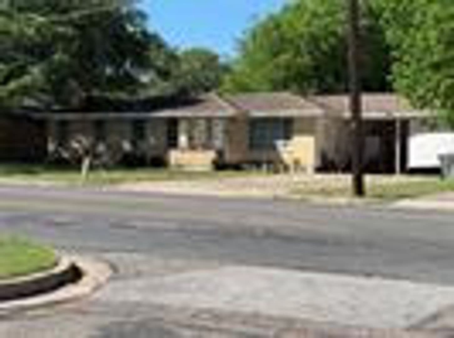 Waco House: 2408 Lake Air Dr