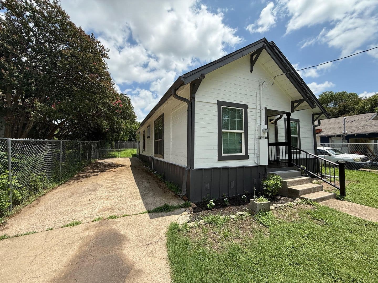 Waco House: 2202 Burnett Ave