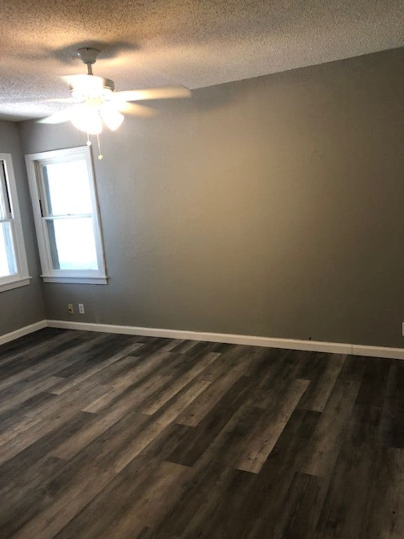 Gatesville House: 104 N 28th St