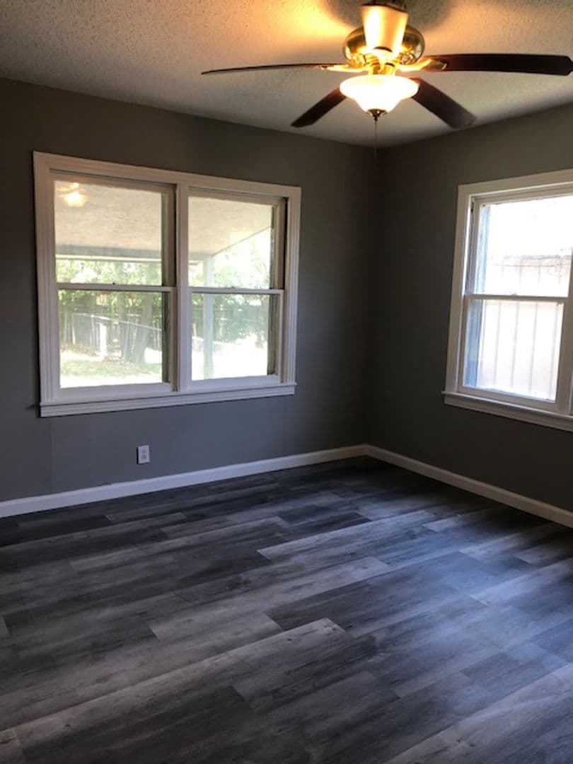 Gatesville House: 104 N 28th St