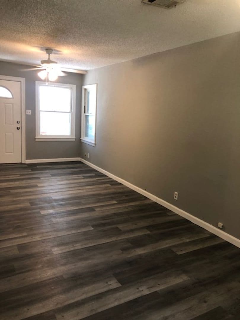 Gatesville House: 104 N 28th St