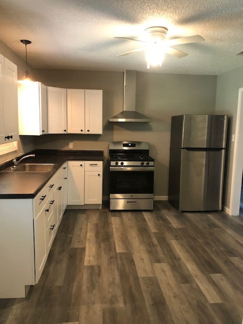 Gatesville House: 104 N 28th St