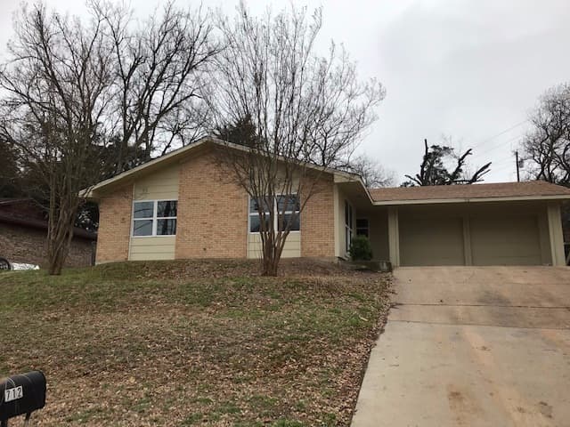 Woodway House: 712 Fairway Rd