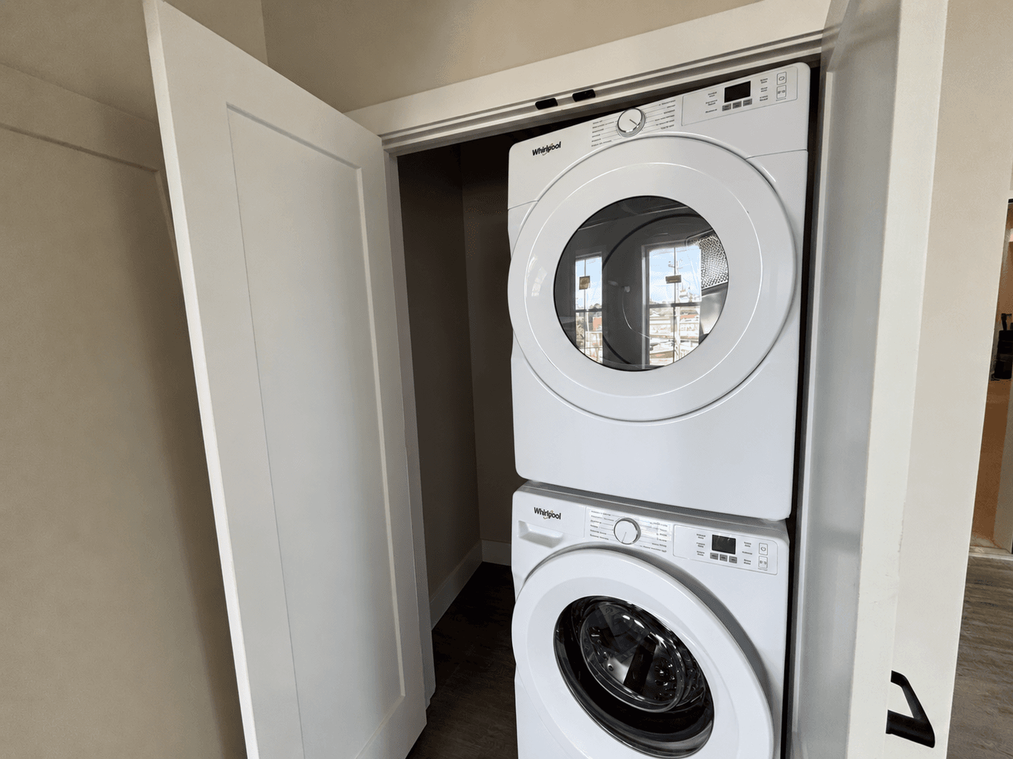 Hastings Apartment: 420 E Mill Street