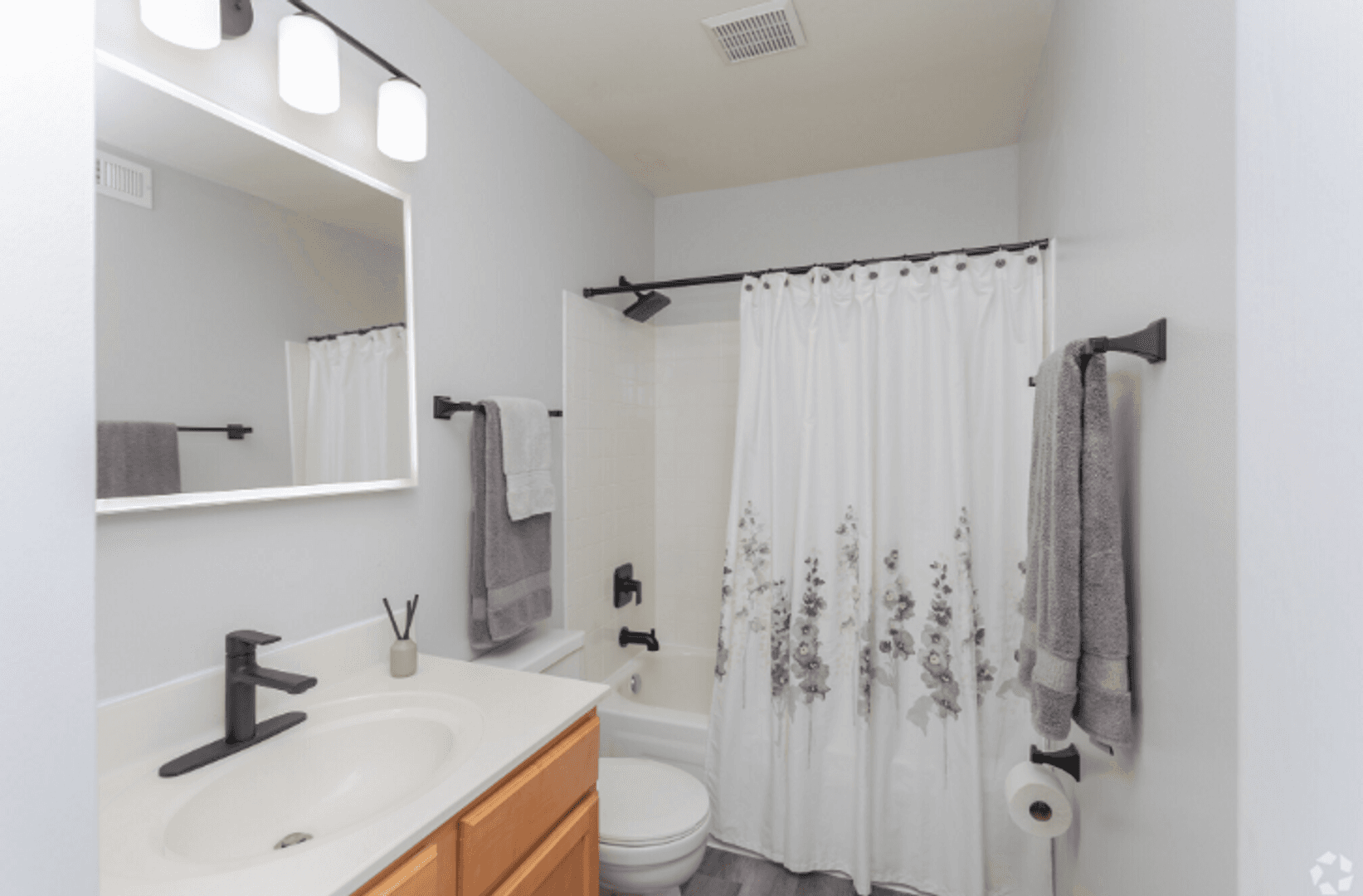 Fort Wayne Apartment: 5810 Meadows Dr.