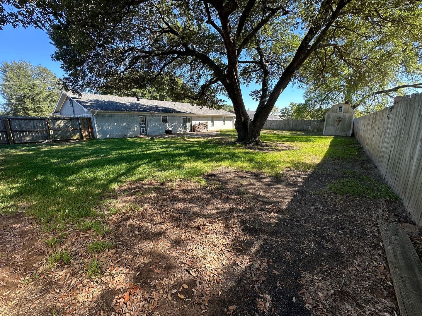 Whitehouse House: 102 S Rainbow Dr