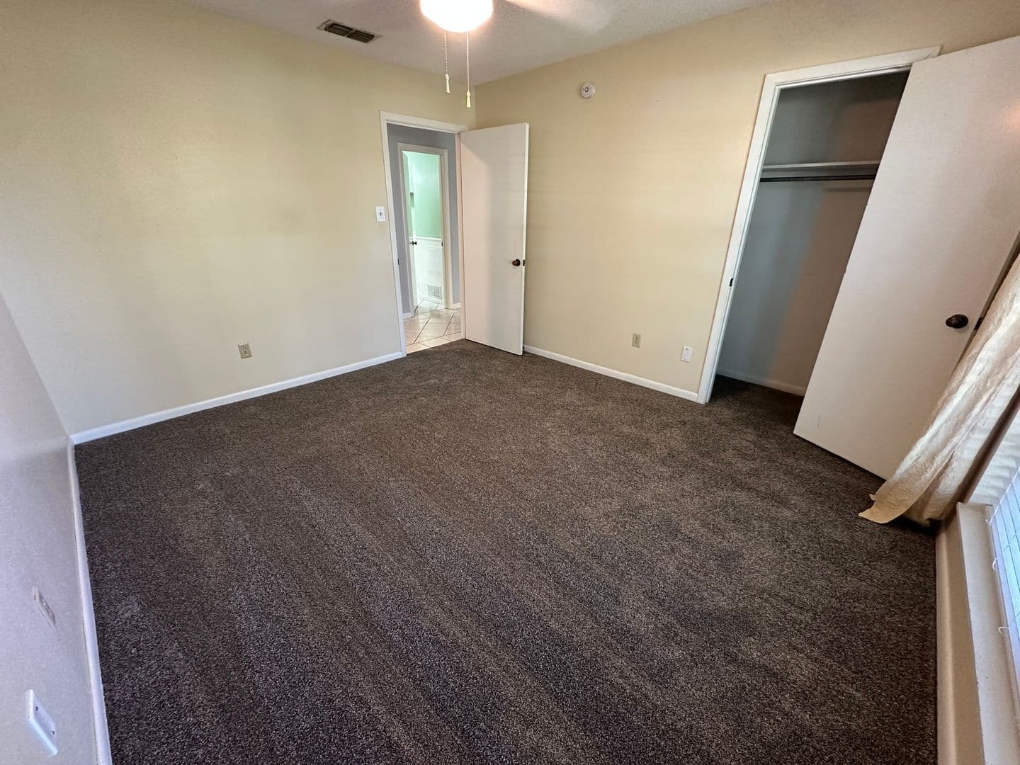 Whitehouse House: 102 S Rainbow Dr
