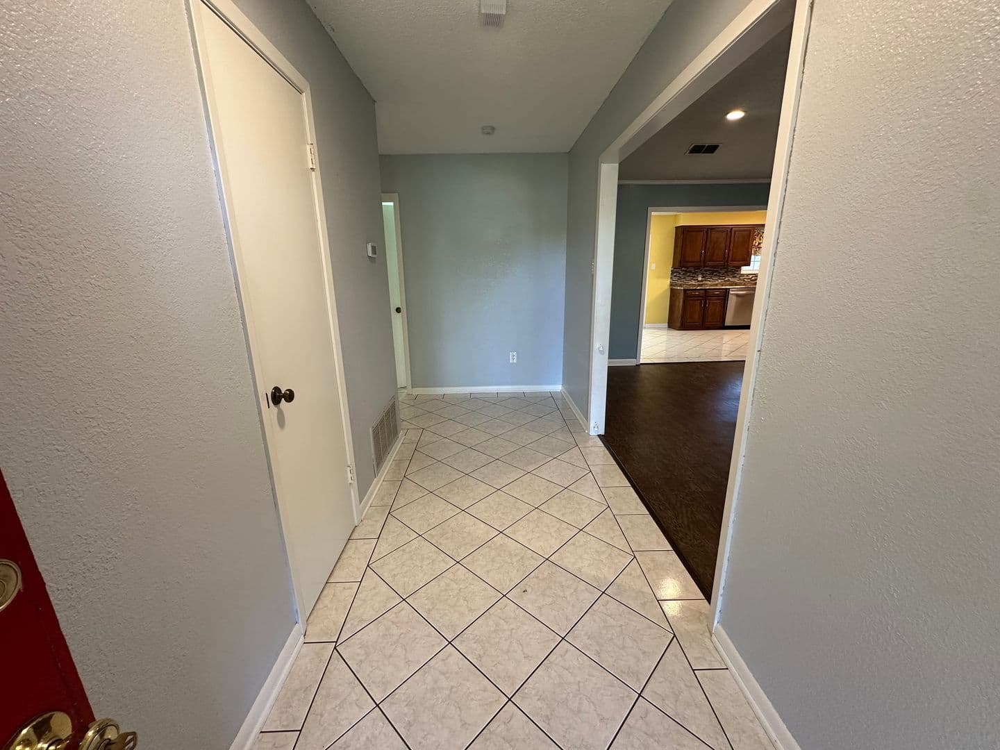 Whitehouse House: 102 S Rainbow Dr