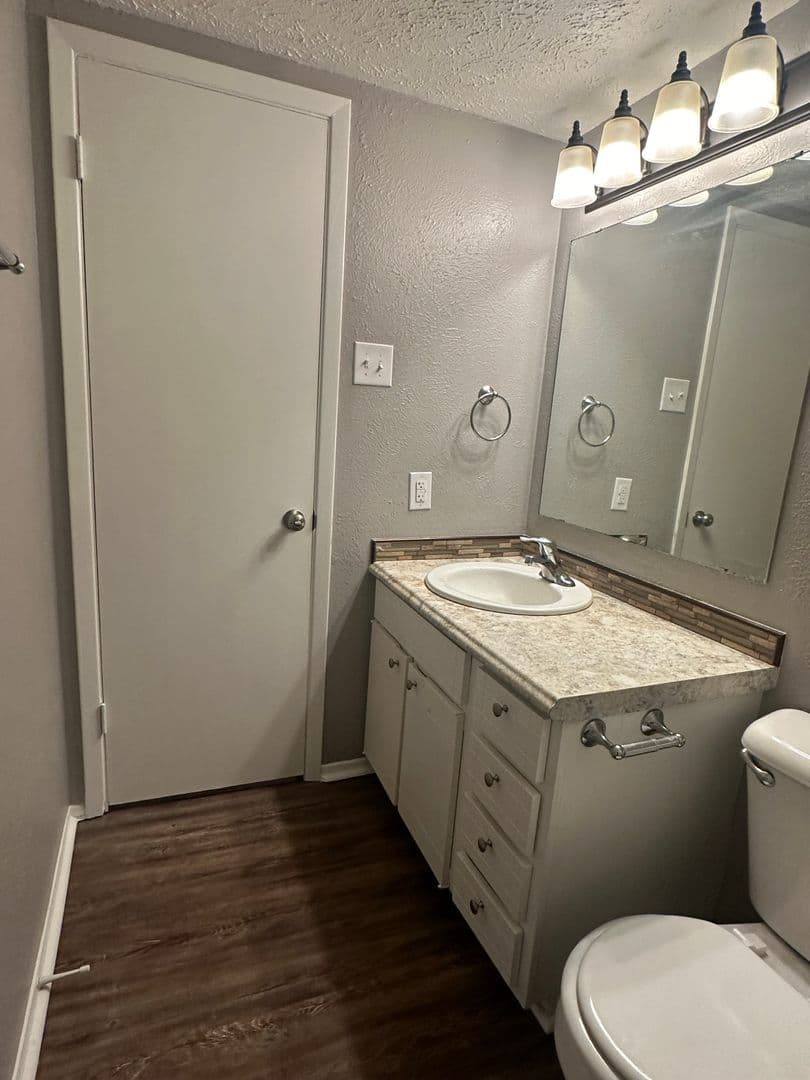 Longview Apartment: 2114 E Marshall Ave