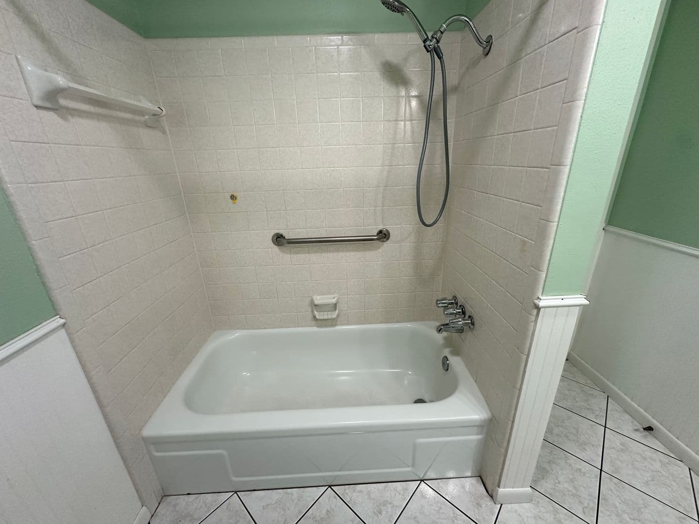 Whitehouse House: 102 S Rainbow Dr