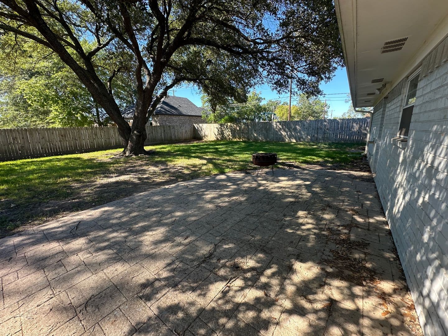 Whitehouse House: 102 S Rainbow Dr