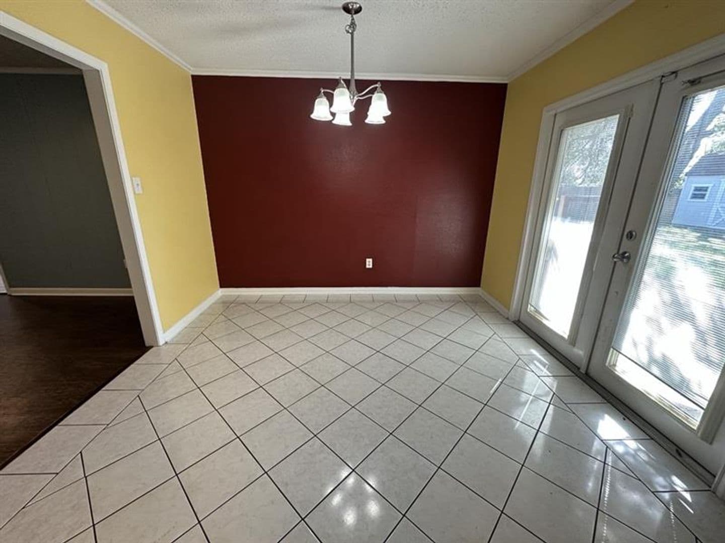 Whitehouse House: 102 S Rainbow Dr