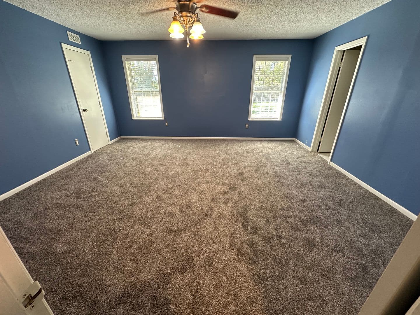 Whitehouse House: 102 S Rainbow Dr