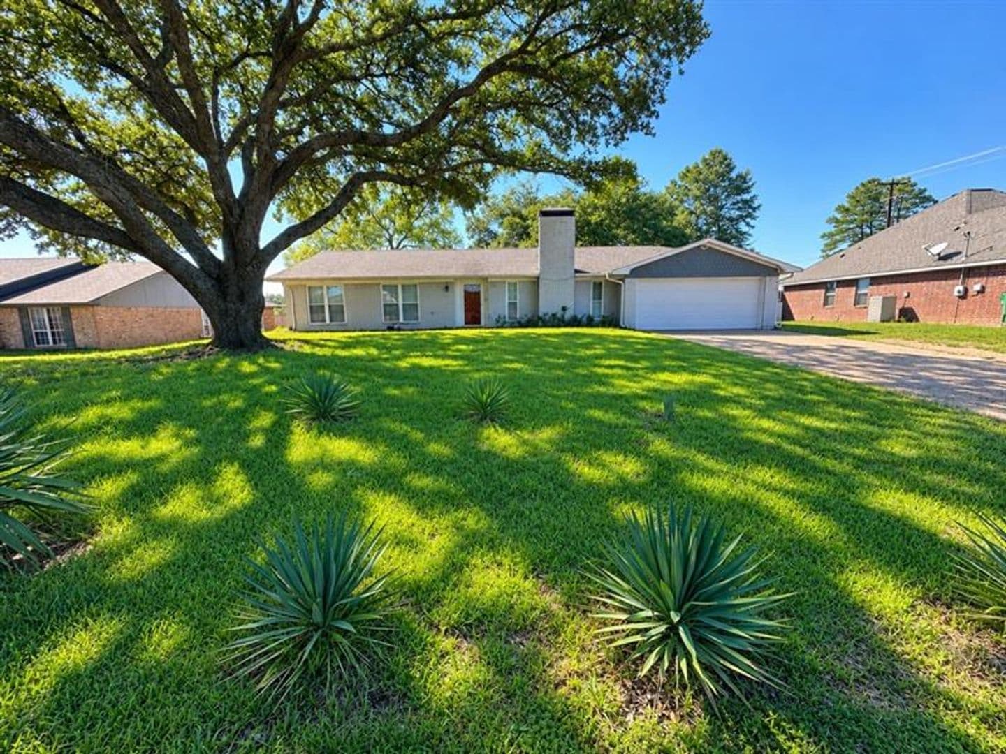 Whitehouse House: 102 S Rainbow Dr