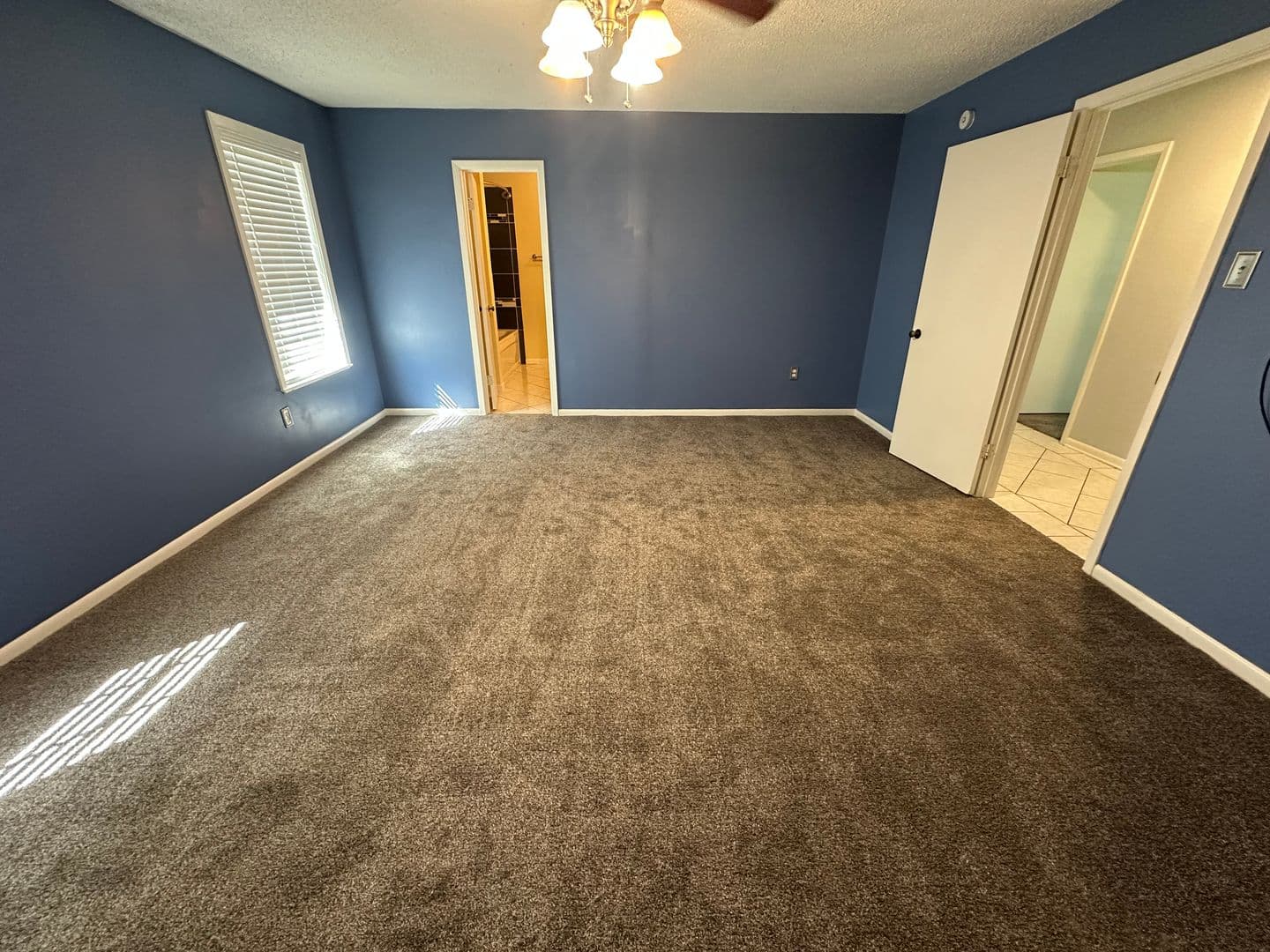 Whitehouse House: 102 S Rainbow Dr