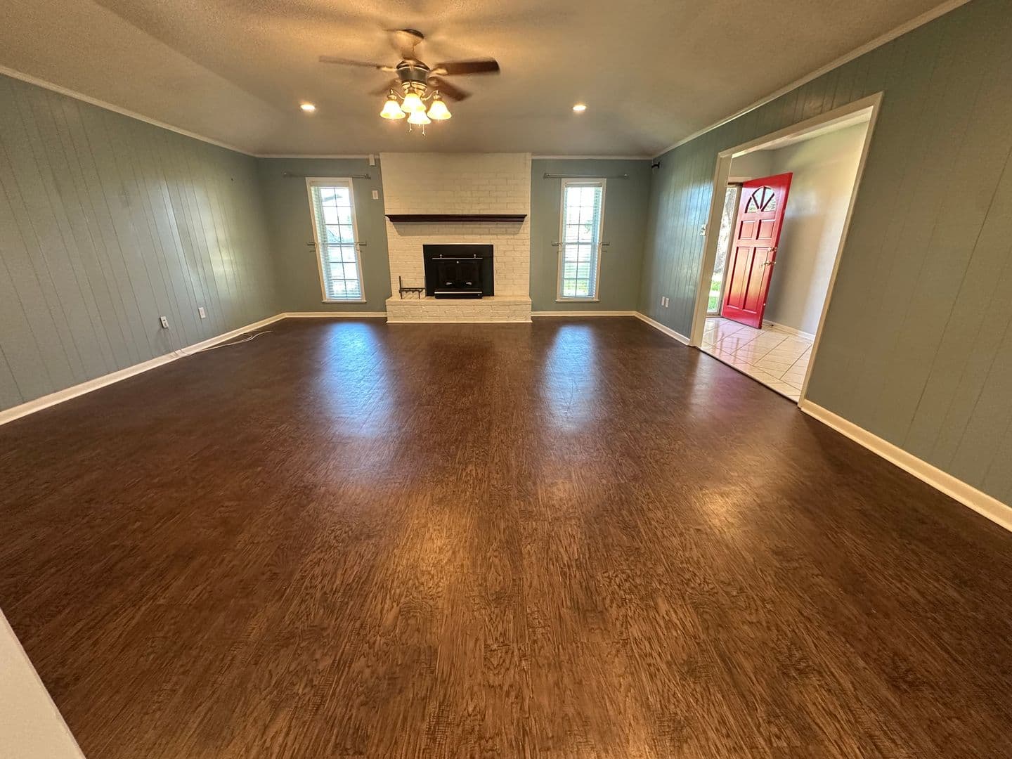 Whitehouse House: 102 S Rainbow Dr