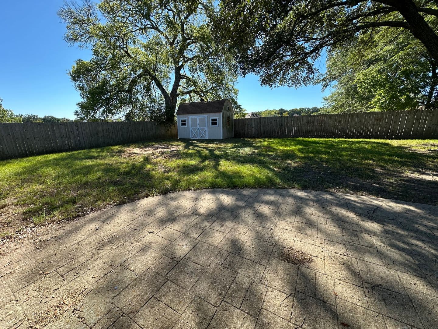 Whitehouse House: 102 S Rainbow Dr