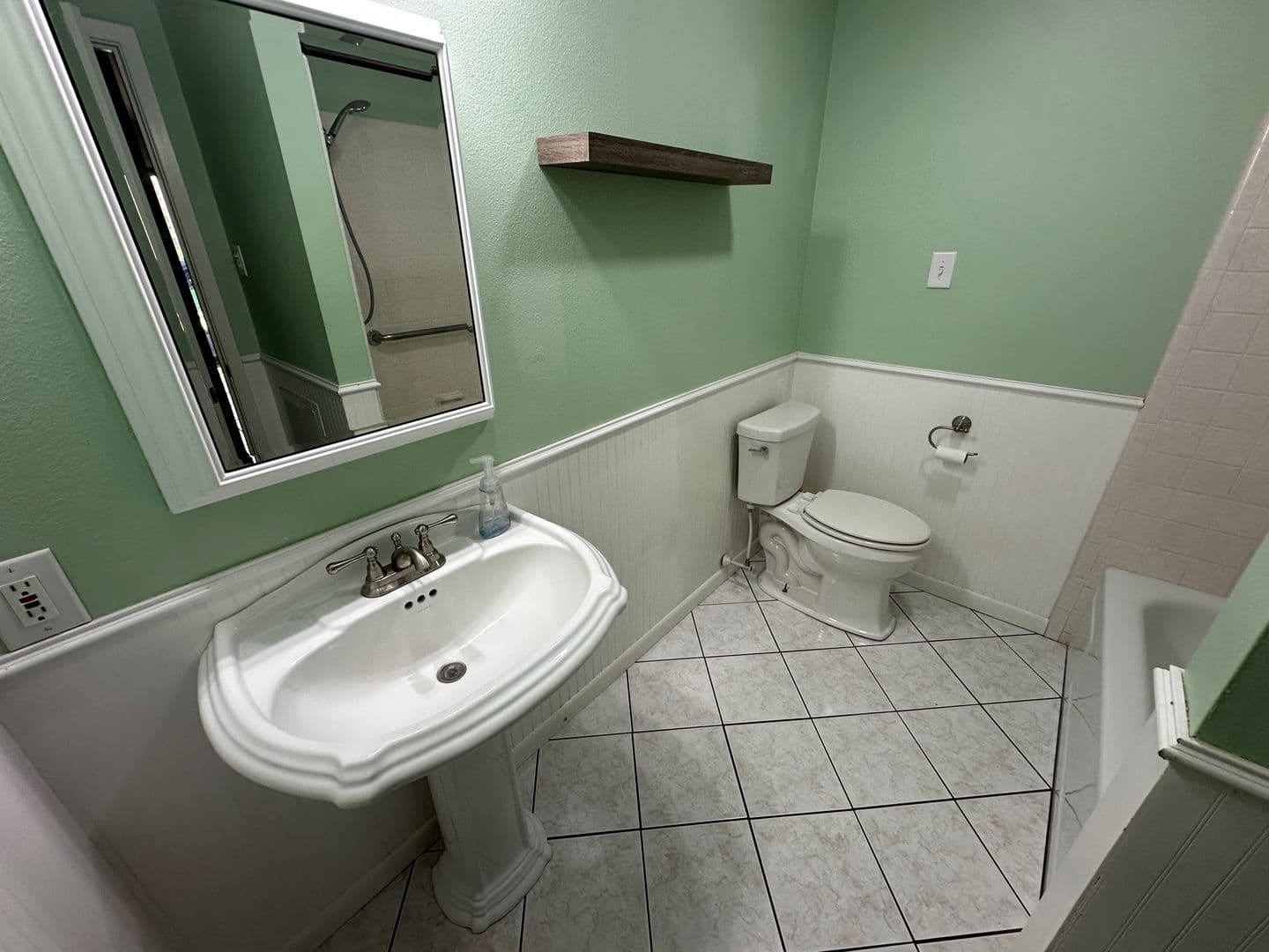 Whitehouse House: 102 S Rainbow Dr