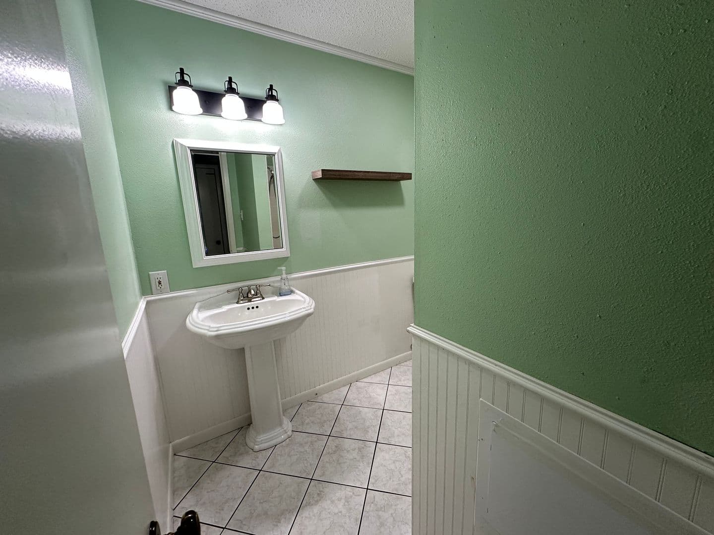 Whitehouse House: 102 S Rainbow Dr