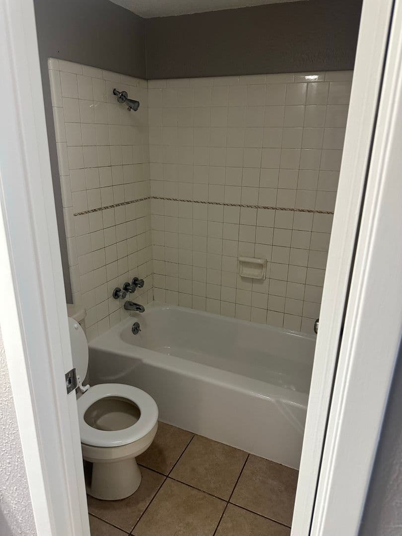 Longview Apartment: 2114 E Marshall Ave