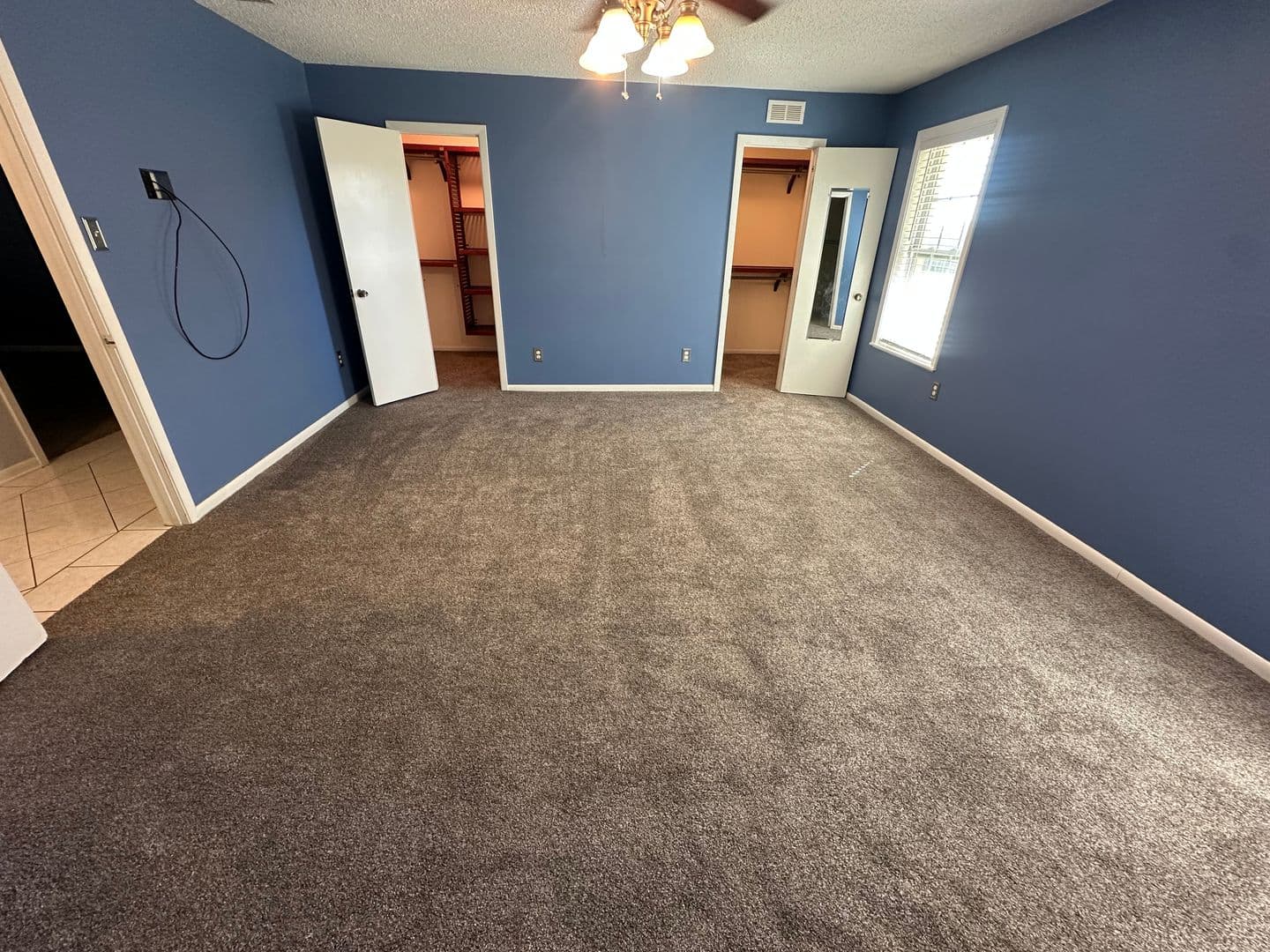 Whitehouse House: 102 S Rainbow Dr