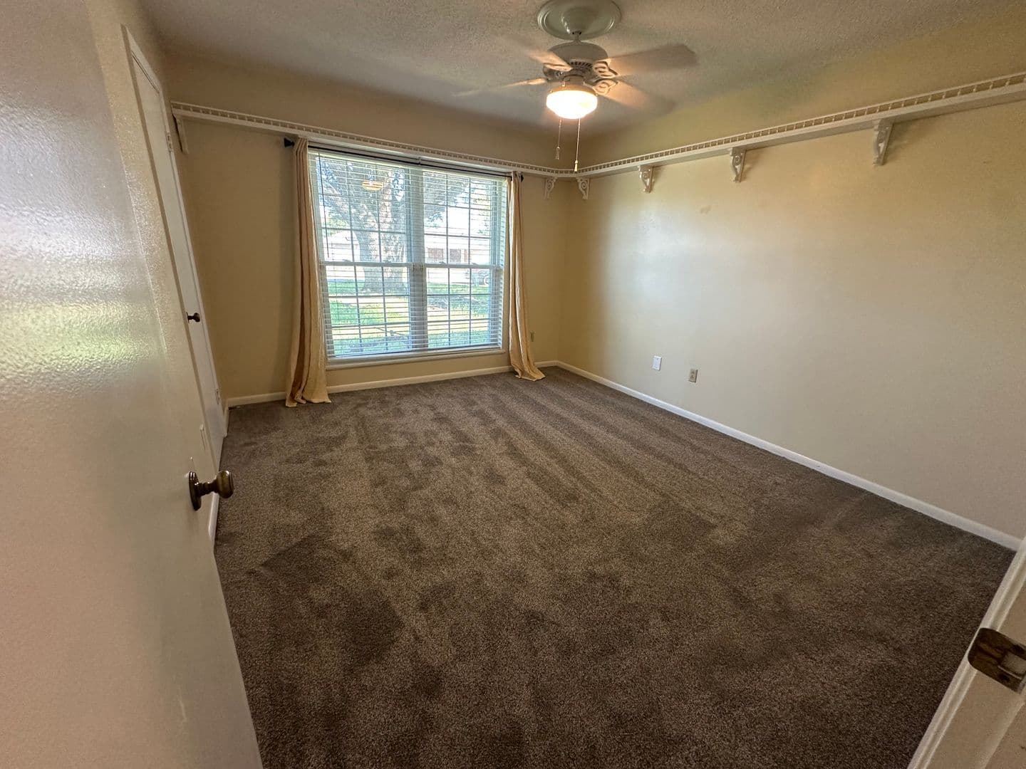 Whitehouse House: 102 S Rainbow Dr