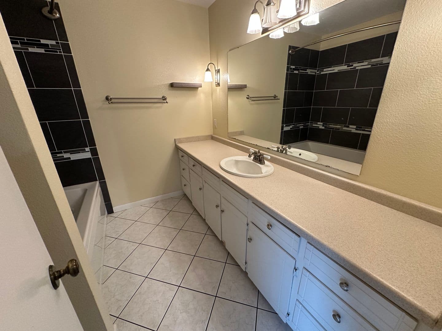 Whitehouse House: 102 S Rainbow Dr