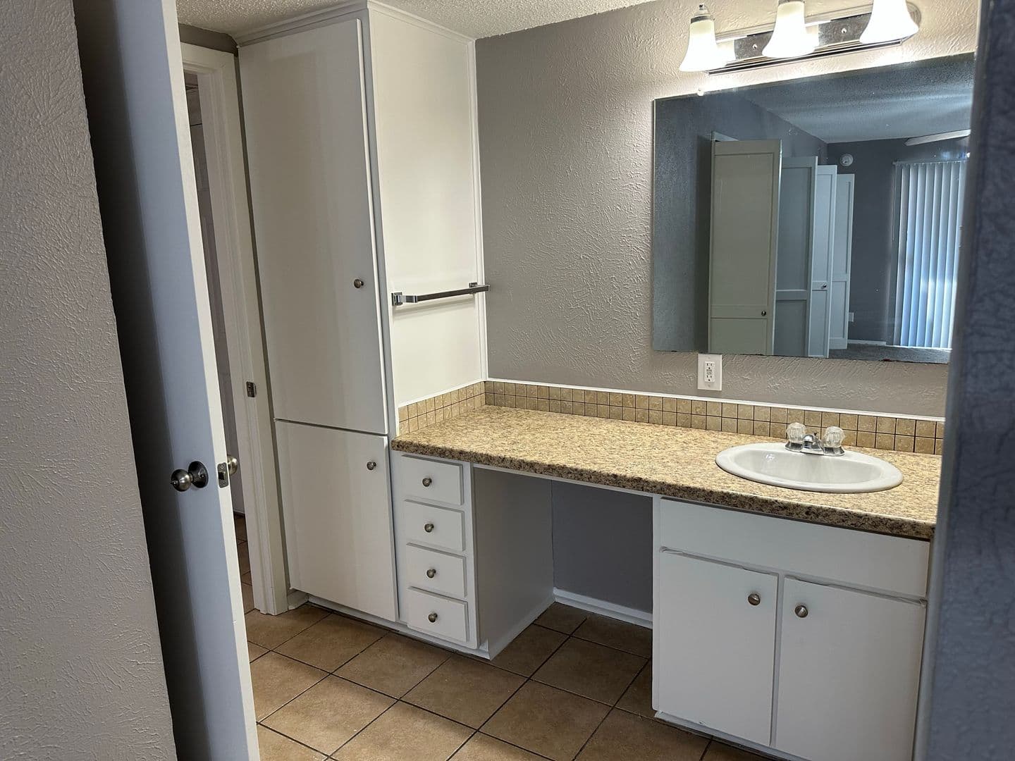Longview Apartment: 2114 E Marshall Ave